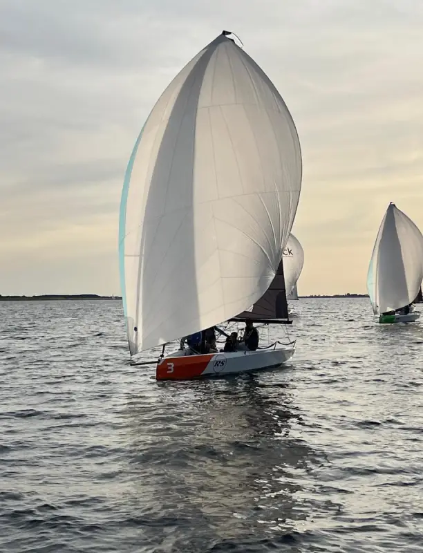 Zet de Wind in je Zeilen: Ontdek het RS21 Bedrijfszeilabonnement!