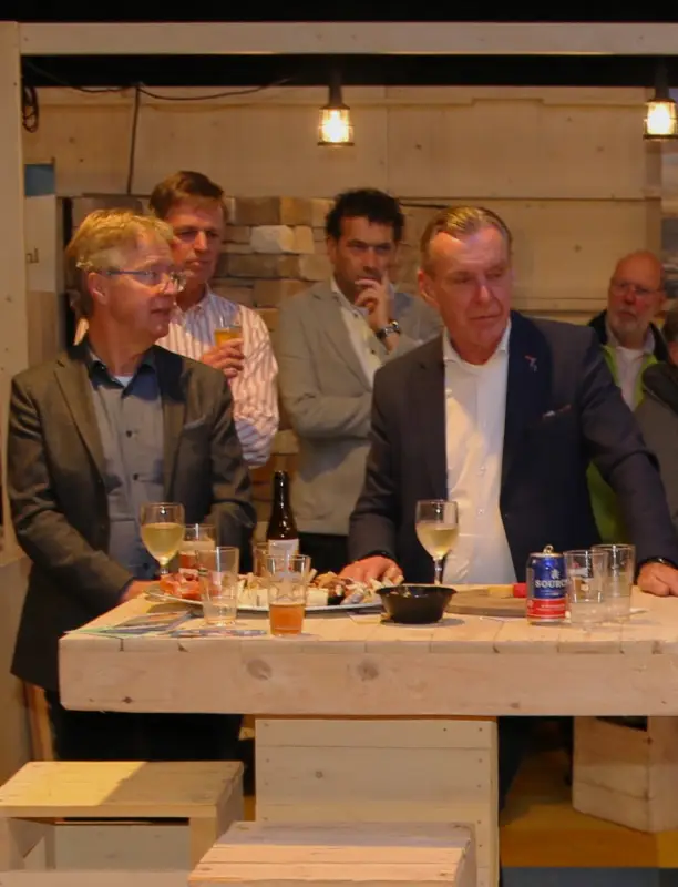 Tholen plein borrel