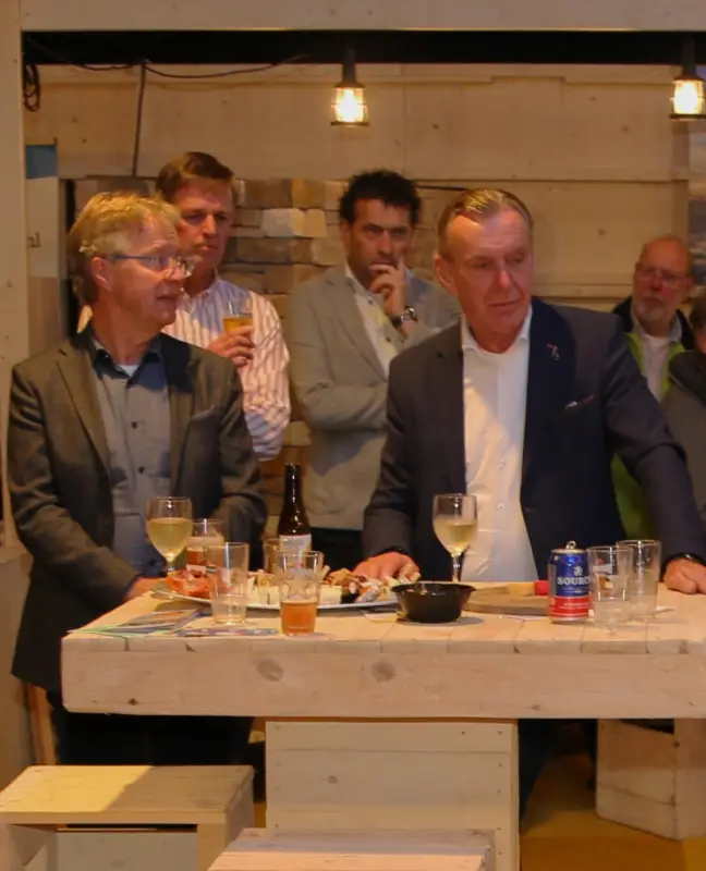 Tholen plein borrel